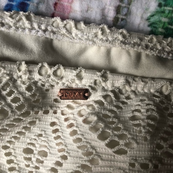 🌊ROXY white flutter textured MEDIUM bikini set - Picture 3 of 16